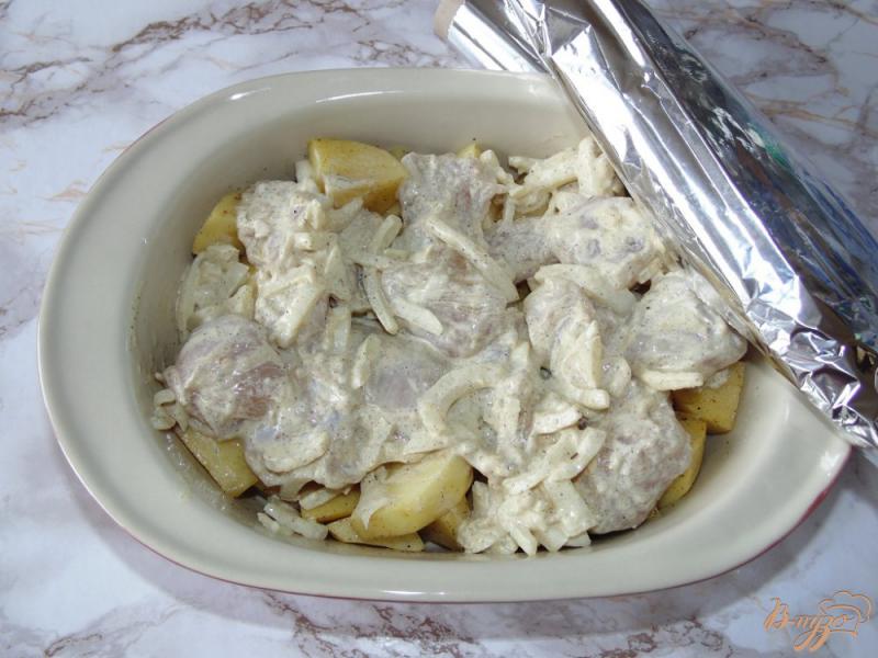 Фото приготовление рецепта: Картофель с мясом в духовке шаг №6