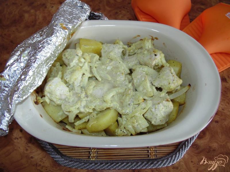Фото приготовление рецепта: Картофель с мясом в духовке шаг №7