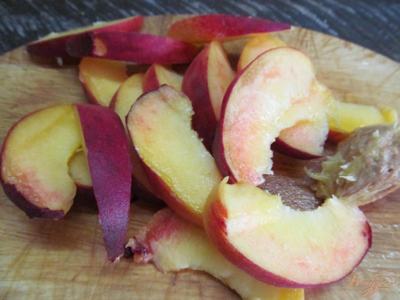 Фото приготовление рецепта: Кростини с персиком и сыром бри шаг №3