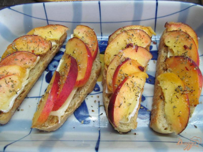 Фото приготовление рецепта: Кростини с персиком и сыром бри шаг №4
