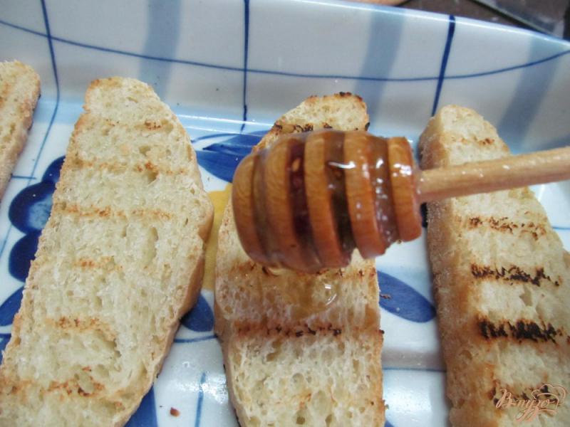 Фото приготовление рецепта: Кростини с персиком и сыром бри шаг №1