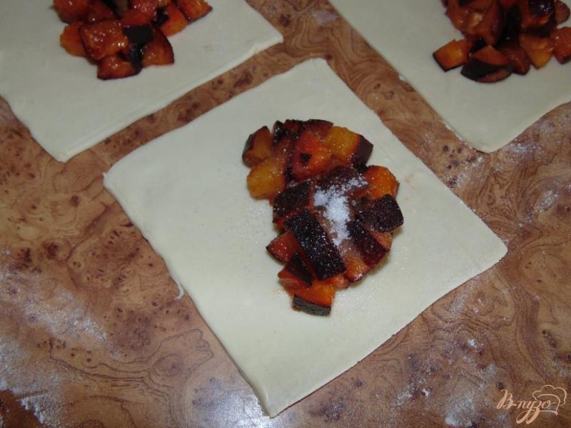 Фото приготовление рецепта: Слойки с черными абрикосами шаг №4