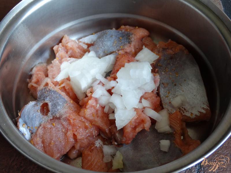 Фото приготовление рецепта: Горбуша в томатном соусе шаг №3