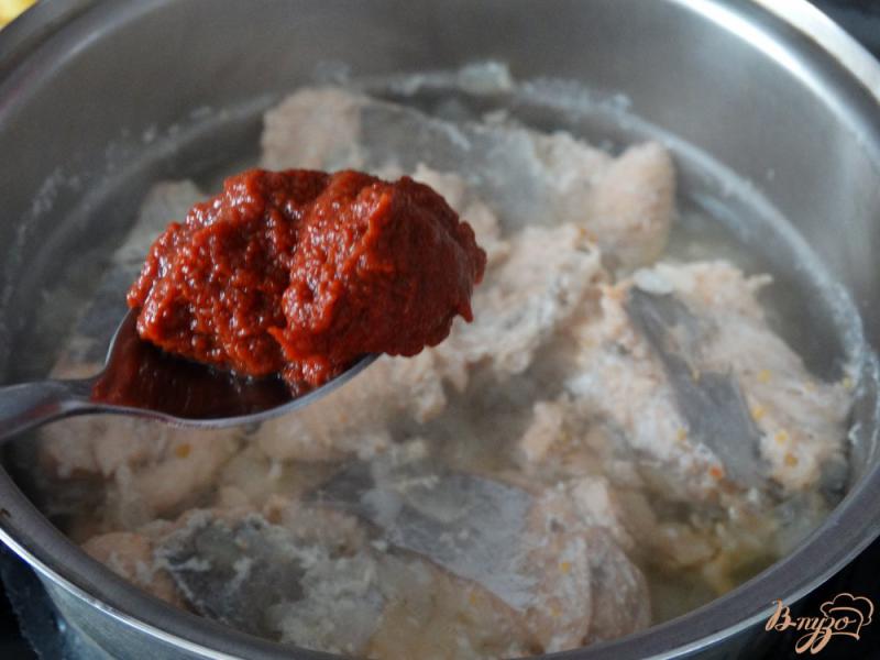 Фото приготовление рецепта: Горбуша в томатном соусе шаг №5