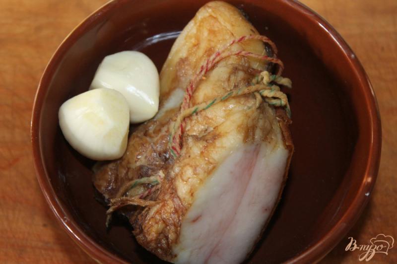 Фото приготовление рецепта: Картофельная гармошка из копченым салом и перцем под соусом шаг №2