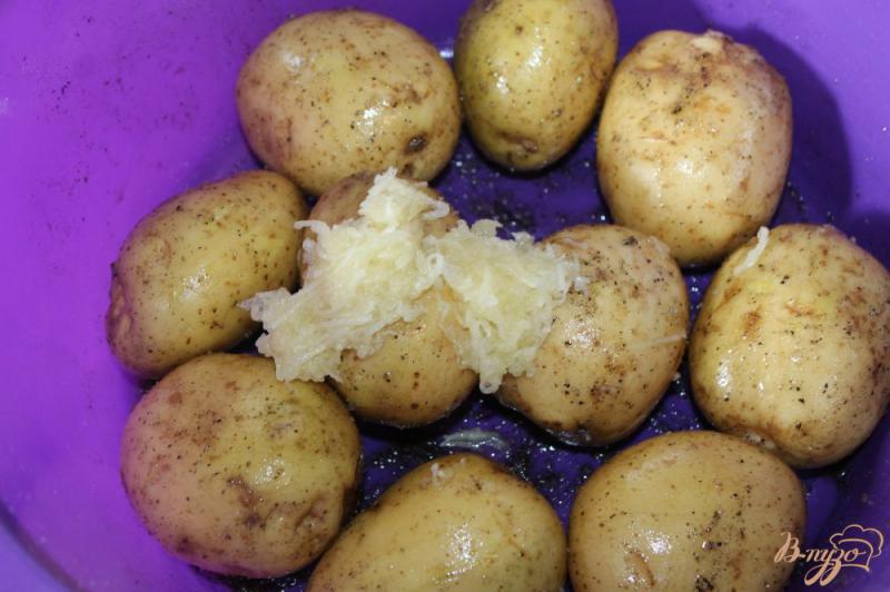 Фото приготовление рецепта: Картофельная гармошка из копченым салом и перцем под соусом шаг №5