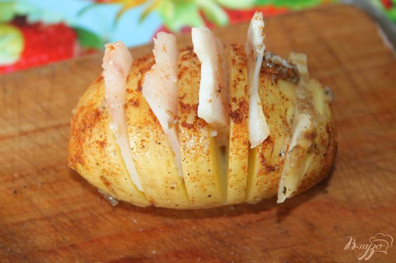 Фото приготовление рецепта: Картофельная гармошка из копченым салом и перцем под соусом шаг №9