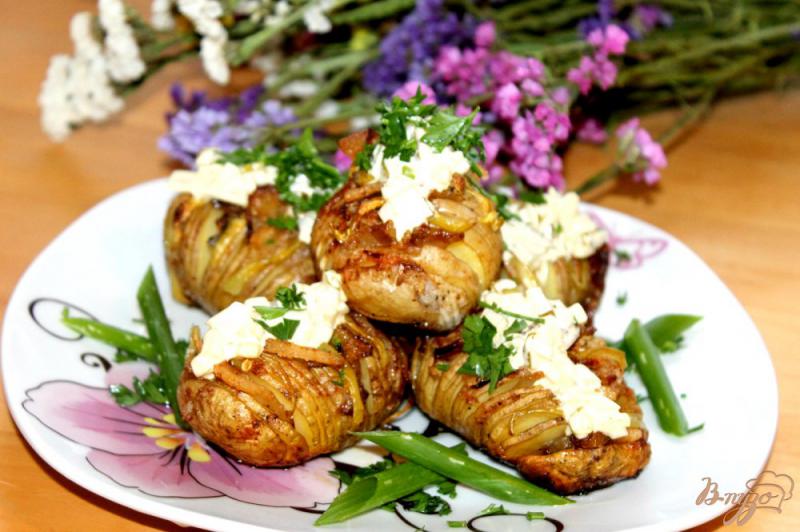 Фото приготовление рецепта: Картофельная гармошка из копченым салом и перцем под соусом шаг №13