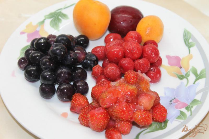 Фото приготовление рецепта: Компот из винограда, абрикос и клубники шаг №1