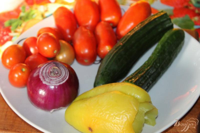Фото приготовление рецепта: Овощной салат с отварными яйцами и сыром шаг №1