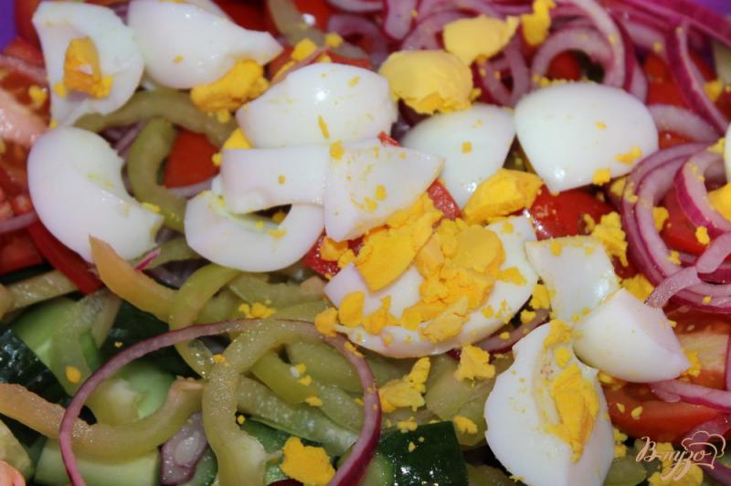 Фото приготовление рецепта: Овощной салат с отварными яйцами и сыром шаг №7