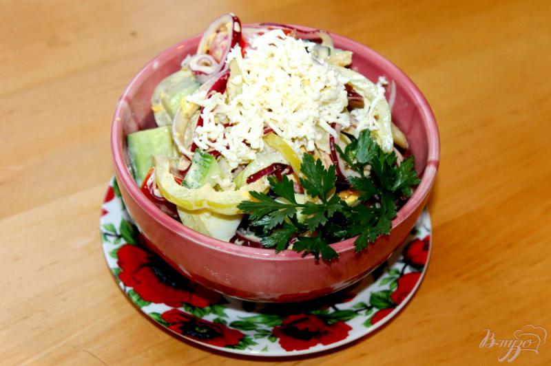 Фото приготовление рецепта: Овощной салат с отварными яйцами и сыром шаг №9