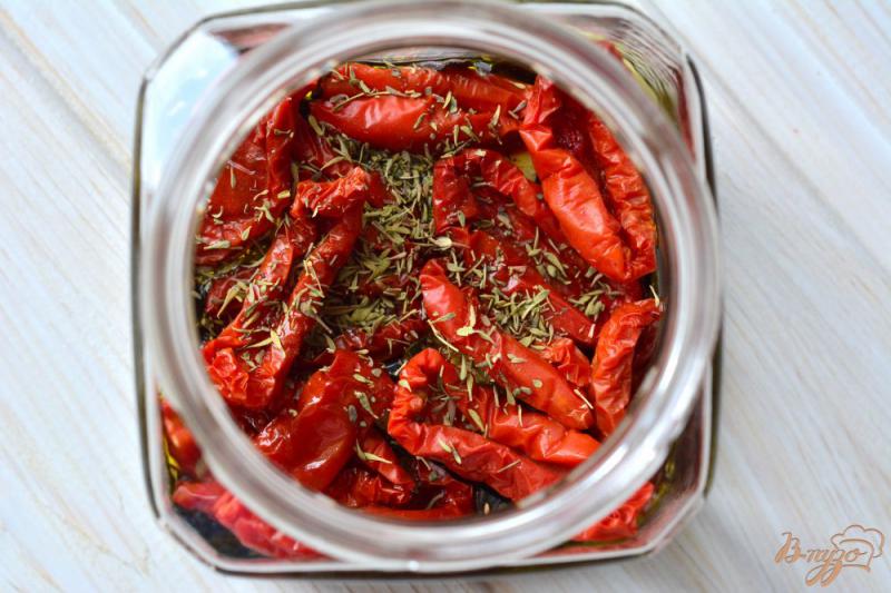 Фото приготовление рецепта: Вяленые томаты со свежим базиликом шаг №6
