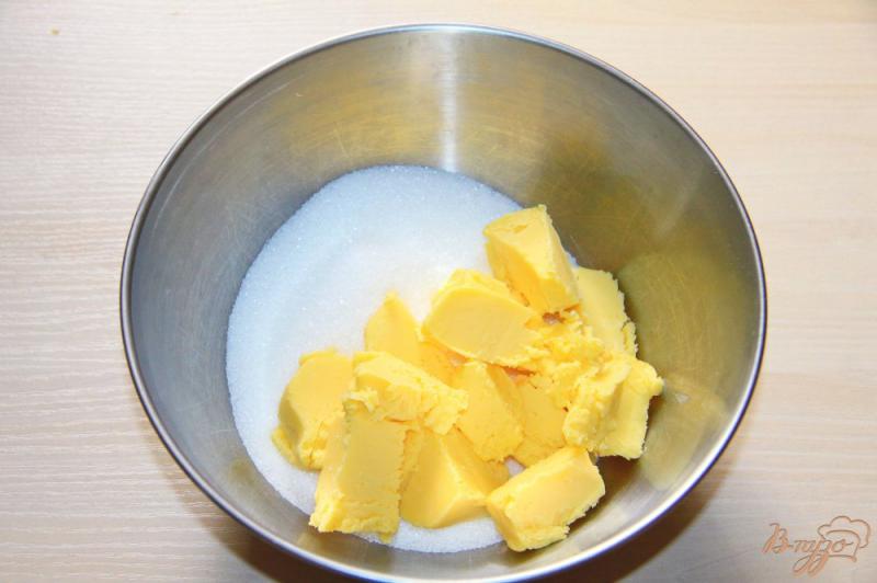 Фото приготовление рецепта: Кекс на кефире с кокосовой стружкой шаг №1