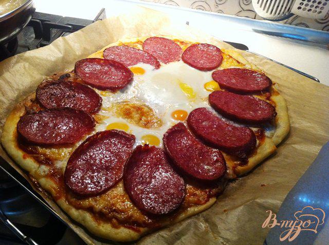 Фото приготовление рецепта: Пицца с салями и перепелиными яйцами шаг №4