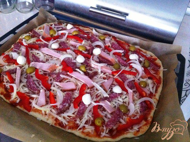 Фото приготовление рецепта: Пицца с ветчиной и салями шаг №5