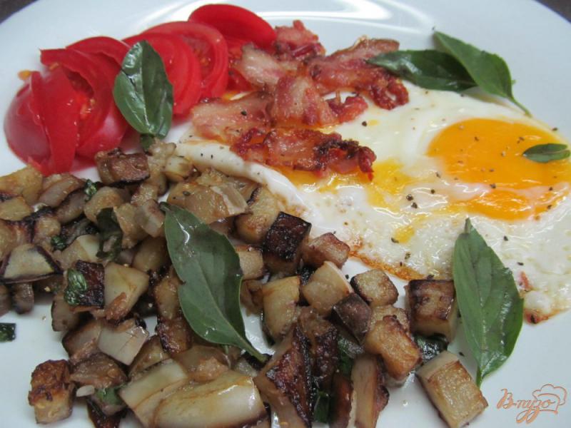 Фото приготовление рецепта: Блюдо на завтрак из баклажана с яйцом шаг №6