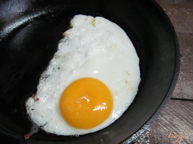 Фото приготовление рецепта: Блюдо на завтрак из баклажана с яйцом шаг №4