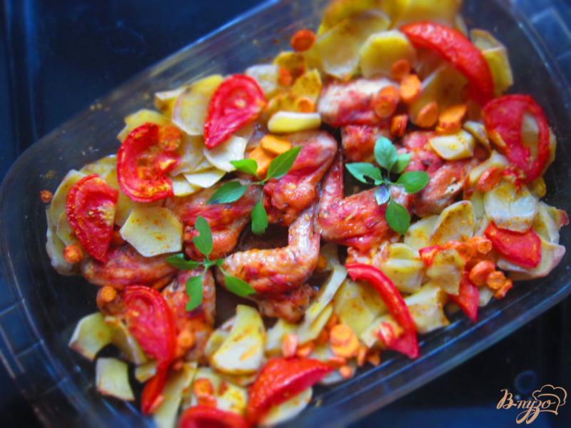 Фото приготовление рецепта: Куриные крылья запеченные в томатном соусе с картофелем шаг №5