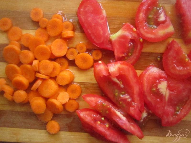 Фото приготовление рецепта: Куриные крылья запеченные в томатном соусе с картофелем шаг №3