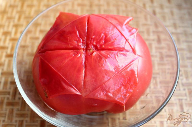 Фото приготовление рецепта: Салат из розовых помидор с луком и кукурузой шаг №1