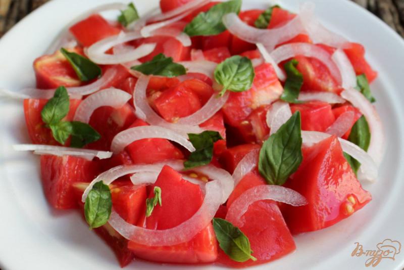 Фото приготовление рецепта: Салат из розовых помидор с луком и кукурузой шаг №3