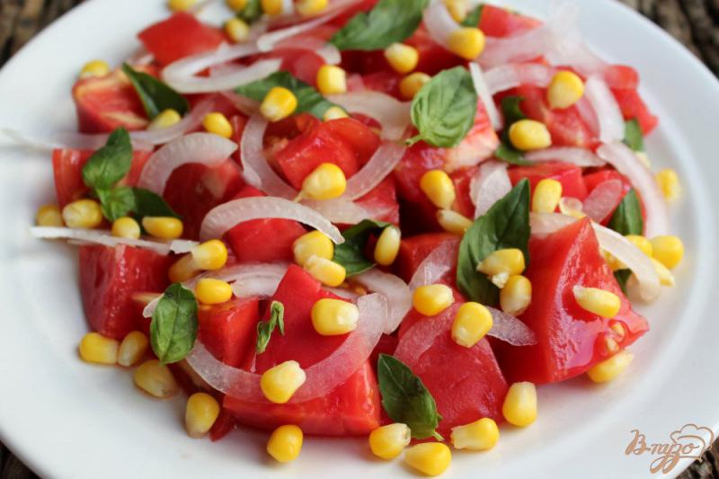 Фото приготовление рецепта: Салат из розовых помидор с луком и кукурузой шаг №4