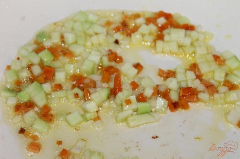 Фото приготовление рецепта: Овощной суп с колбасками и маринованными шампиньонами шаг №4