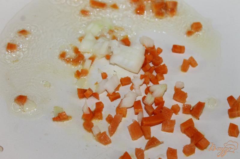 Фото приготовление рецепта: Овощной суп с колбасками и маринованными шампиньонами шаг №3