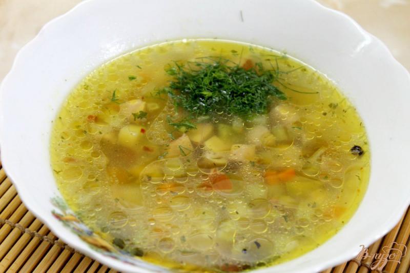Фото приготовление рецепта: Овощной суп с колбасками и маринованными шампиньонами шаг №8