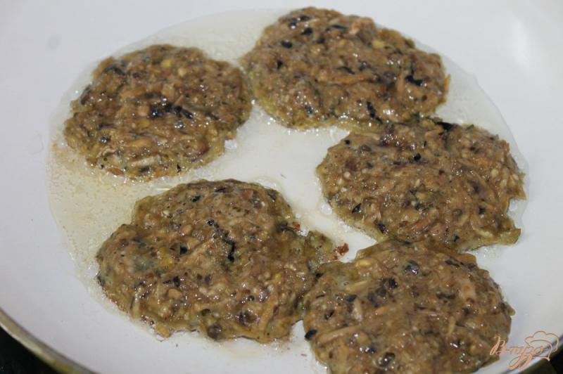 Фото приготовление рецепта: Овощные оладьи из баклажана с шампиньонами шаг №5