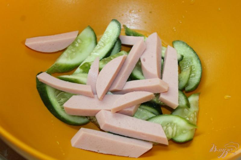 Фото приготовление рецепта: Салат из колбасы с сухариками и помидорами шаг №4