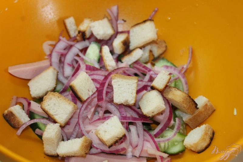 Фото приготовление рецепта: Салат из колбасы с сухариками и помидорами шаг №5