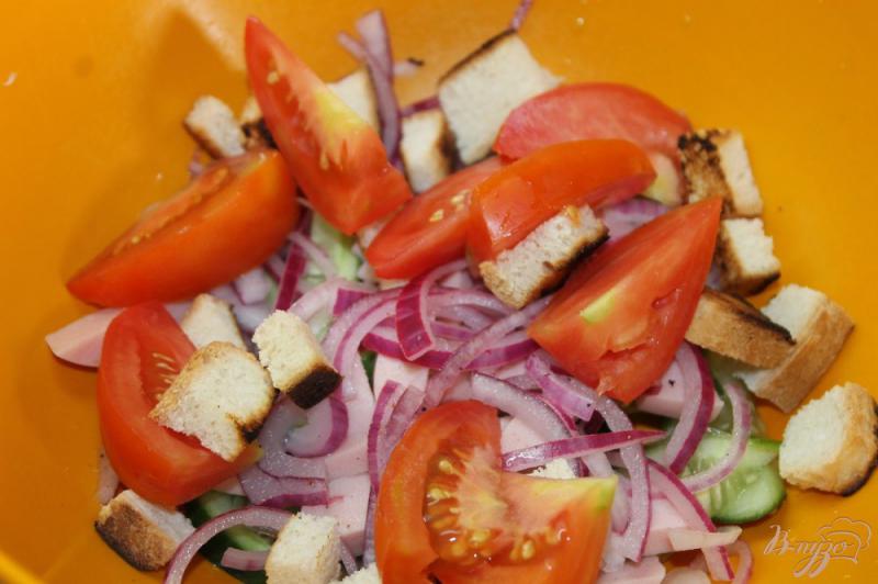 Фото приготовление рецепта: Салат из колбасы с сухариками и помидорами шаг №6