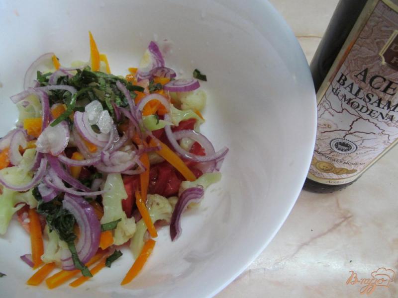 Фото приготовление рецепта: Салат из помидора с цветной капустой шаг №3