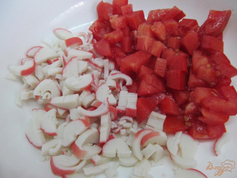 Фото приготовление рецепта: Крабовый салат с помидором шаг №1