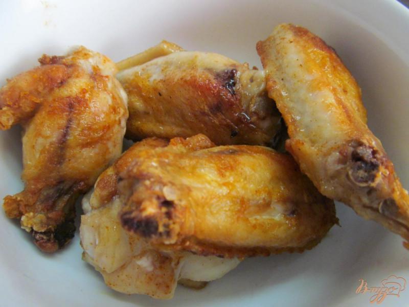 Фото приготовление рецепта: куриные крылья с грибным горячим салатом шаг №3