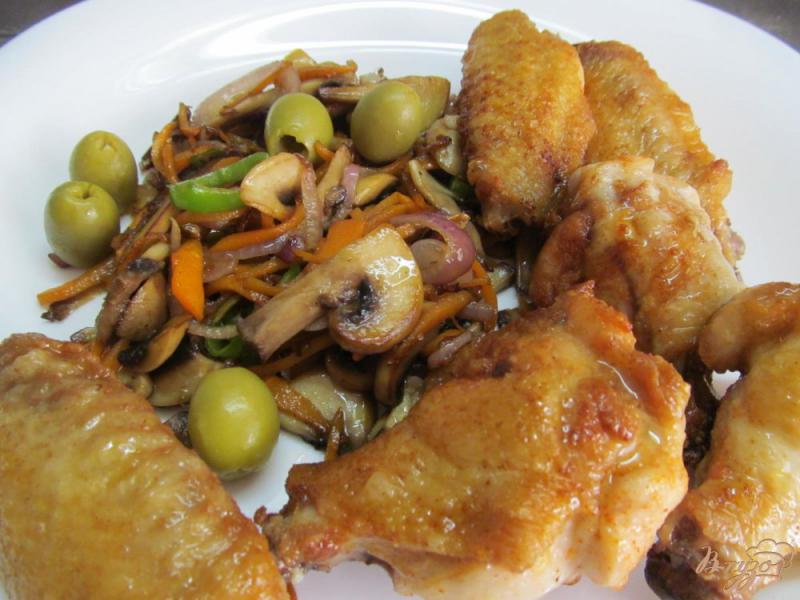 Фото приготовление рецепта: куриные крылья с грибным горячим салатом шаг №5