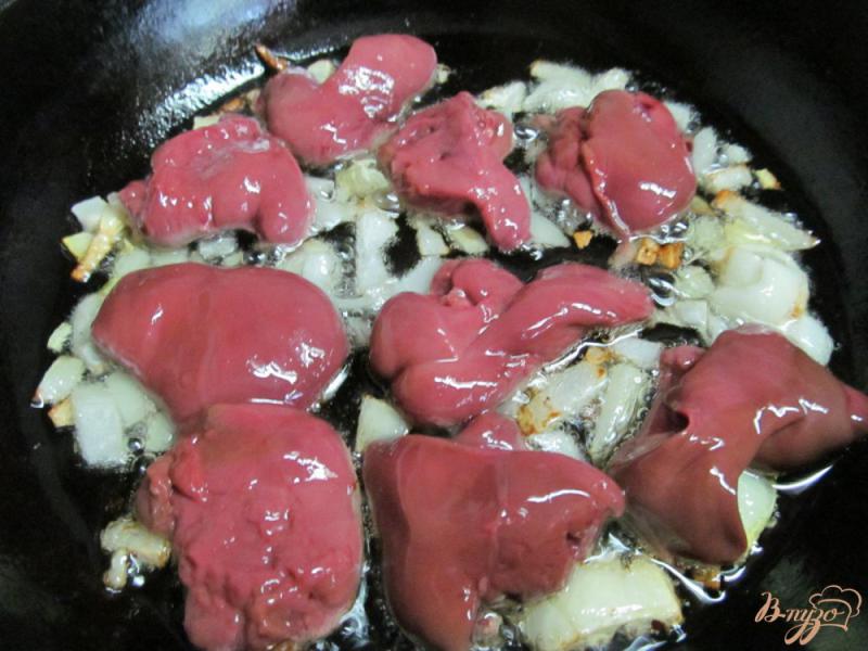 Фото приготовление рецепта: Куриная печень с баклажаном шаг №3