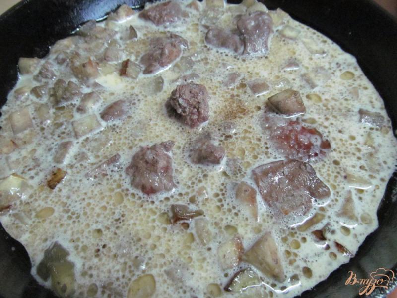 Фото приготовление рецепта: Куриная печень с баклажаном шаг №6