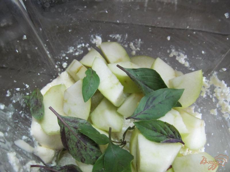 Фото приготовление рецепта: Блины с начинкой из творога с яблоком шаг №2