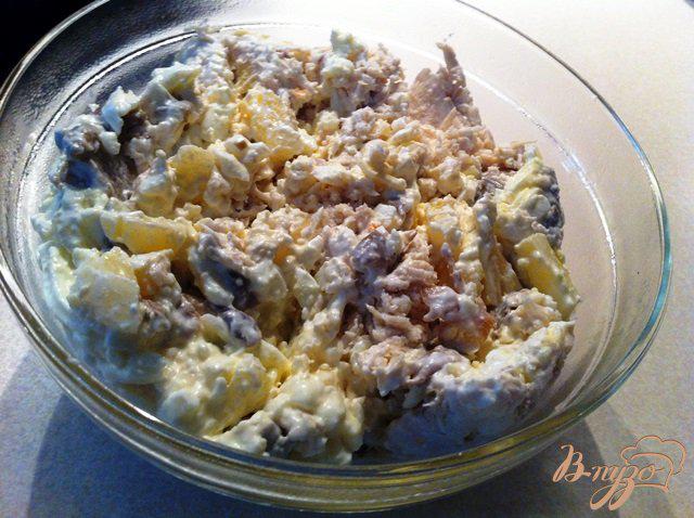 Фото приготовление рецепта: Салат из курицы, шампиньонов и ананаса шаг №7