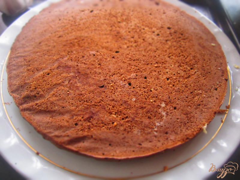Фото приготовление рецепта: Бисквитный торт с черникой шаг №5