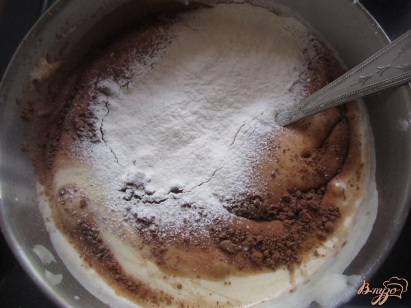 Фото приготовление рецепта: Бисквитный торт с черникой шаг №4