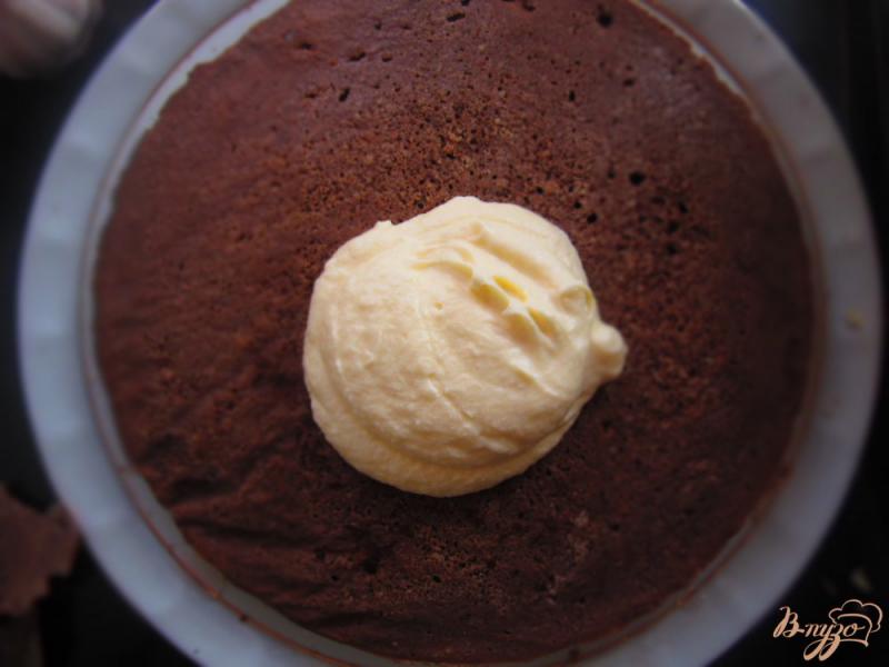 Фото приготовление рецепта: Бисквитный торт с черникой шаг №7