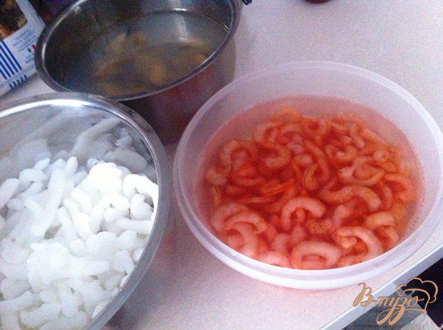 Фото приготовление рецепта: Салат из морепродуктов с пастой  и имбирем шаг №2