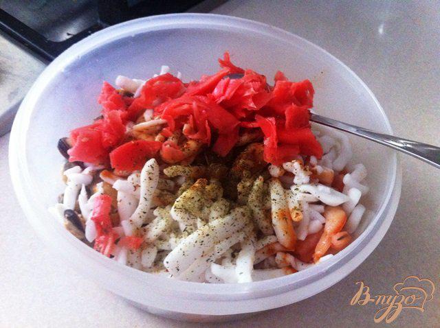 Фото приготовление рецепта: Салат из морепродуктов с пастой  и имбирем шаг №4