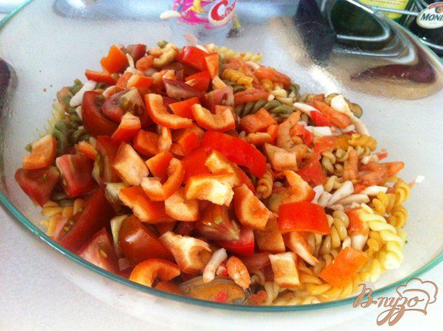Фото приготовление рецепта: Салат из морепродуктов с пастой  и имбирем шаг №9