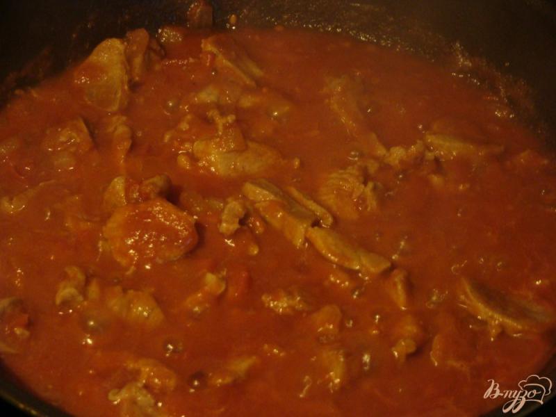 Фото приготовление рецепта: Телятина с баклажанами в томатном соусе шаг №7