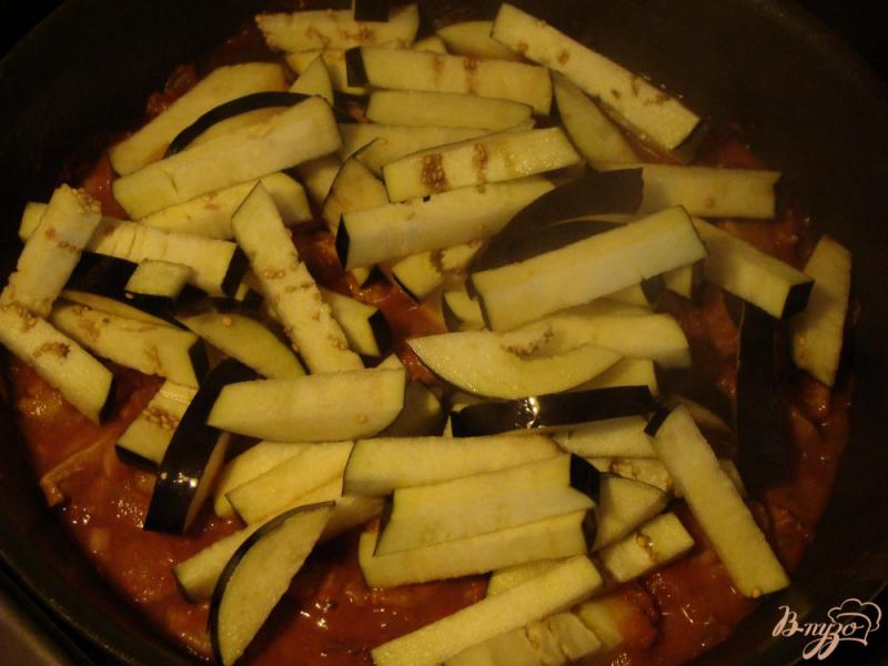 Фото приготовление рецепта: Телятина с баклажанами в томатном соусе шаг №8
